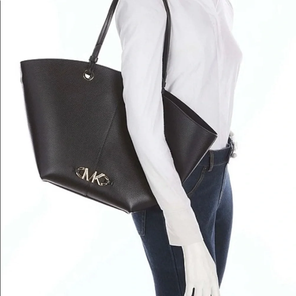 Micheal Kors Fan Tote w/accessories - Picture 3 of 7